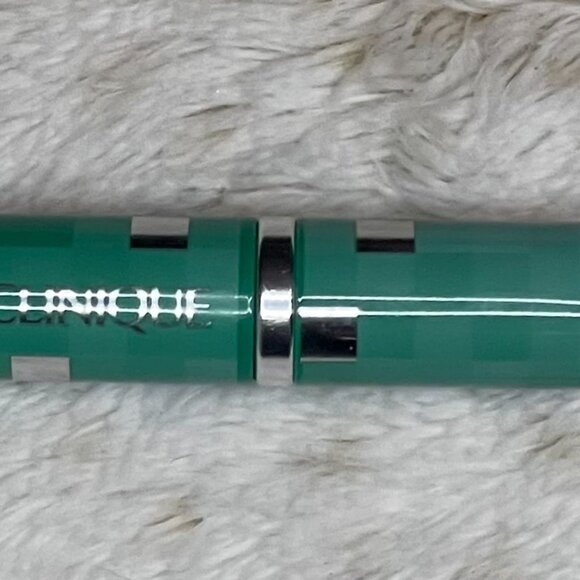 Clinique Dramatically Different Lipstick in A Different Grape - New without box - Picture 2 of 2